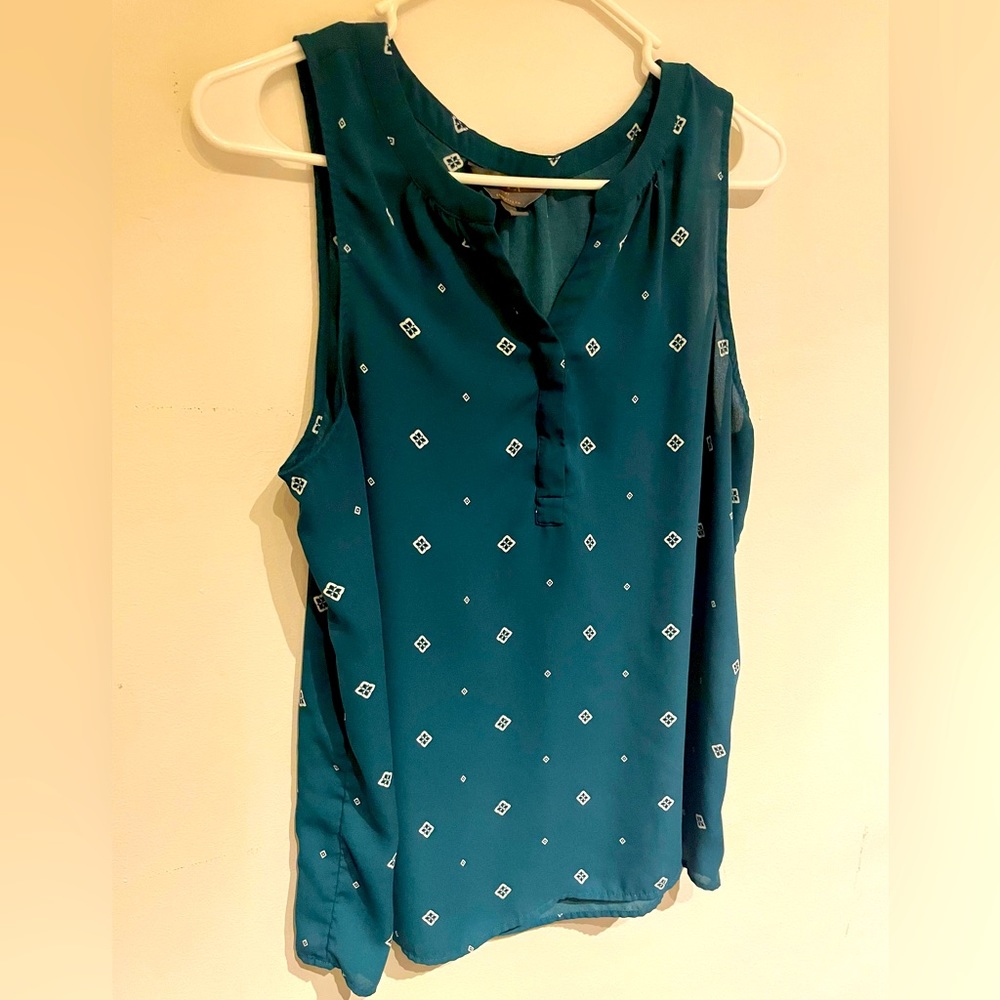 Sleeveless green tank with white diamond pattern. Mix by Hawthorne 41